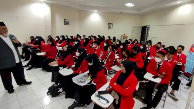 Guru Besar Ilmu Linguistik FIB Unhas Prof Muhammad Darwis, saat membawakan materi di hadapan 48 mahasiswa baru, Jumat (19/8/2022). (Istimewa)