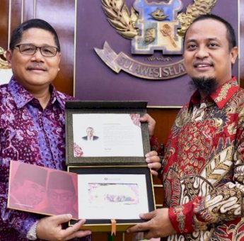 BI Sulsel Serahkan Uang Kertas Cetakan Baru Nomor Seri Tahun Kelahiran Gubernur Andi Sudirman