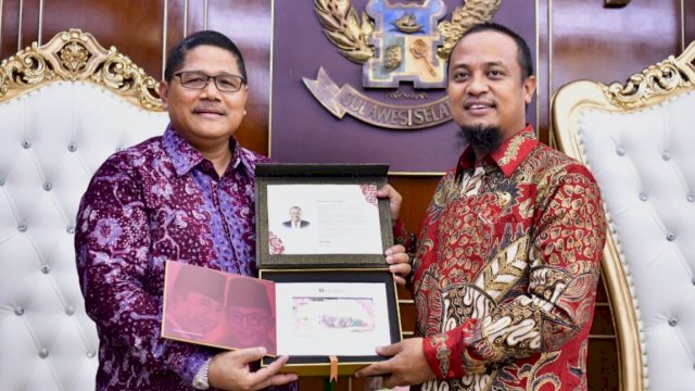 Gubernur Sulsel Andi Sudirman Sulaiman, menerima uang kertas cetakan baru dari Kepala BI Perwakilan Sulsel Causa Iman Karana. (Istimewa)