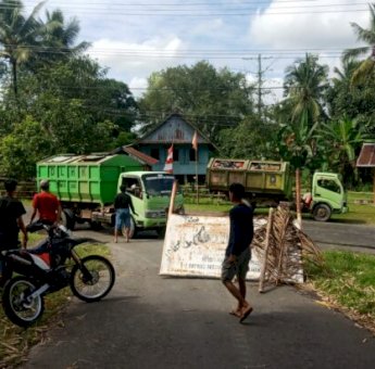 Akses Masuk Ke TPA Sinjai Ditutup Warga