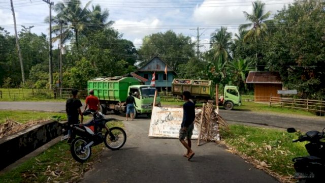 Warga tutup akses jalan menuju TPA Sinjai, Sabtu (20/08/2022). (Ist)