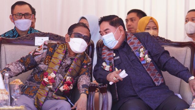 Plt MenteriPAN-RB Prof. Mahfud MD berbincang dengan Sekda Prov Sulsel Abdul Hayat Gani, saat meresmikan empat MPP yang dipusatkan di Kabupaten Maros, Jumat (19/08/2022). (Istimewa)