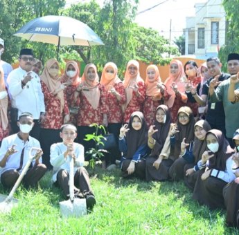 Semarakkan Hari Anak Nasional, DWP Sulsel Tanam Pohon di SMA-SMK