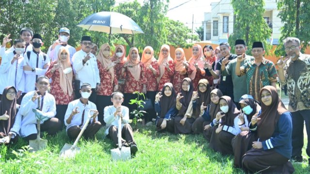 Penanaman Pohon di Lingkungan Sekolah oleh DWP Sulsel, Jumat (19/08/2022). (Istimewa)