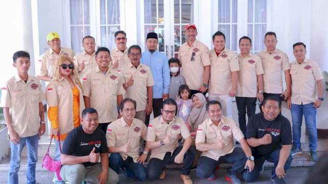 Peserta Touring Merdeka 2022 Indonesia Big Car bersama Gubernur Sulsel Andi Sudirman Sulaiman, Sabtu (20/08/2022). (Istimewa)