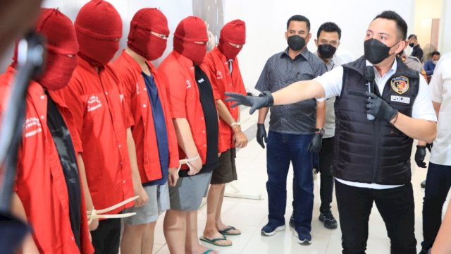 Kasat Reskrim Polrestabes Surabaya AKBP Mirzal Maulana, bersama Sindikat Judi Online yang diamankan, saat memberikan keterangan persnya. (Foto: Istimewa)