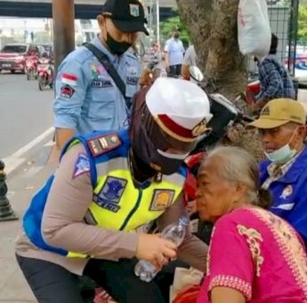 Seorang Warga Tiba-tiba Alami Stroke di Jalan Raya, Anggota Satlantas Jakbar Beri Pertolongan ke RSUD Cengkareng