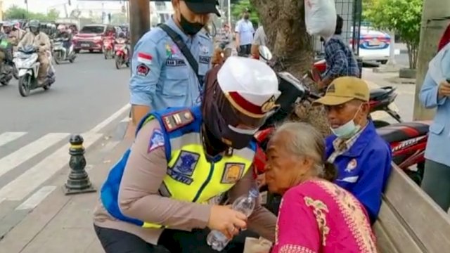Personel unit Dikyasa Satlantas Jakbar Iptu Yeni, saat membantu warga yang tiba-tiba terkena Stroke ringan, warga tersebut langsung dibawa ke RSUD Cengkareng Jakbar. (Foto: Istimewa)