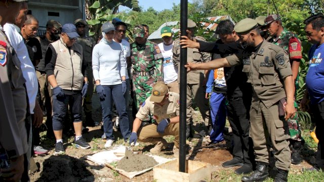 Pemasangan Papan Bicara oleh Direktur PDAM Kota Makassar beni Iskandar, dikawal okeh Sat Pol PP Kota Makassar. (Istimewa)