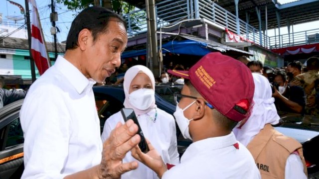 Presiden Jokowi diwawancarai oleh dua wartawan cilik, Ifa dan Rafif di Pasar Pucang Anom, Kota Surabaya, Minggu (21/8/2022). (Foto: Istimewa)