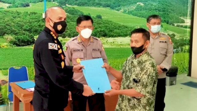 DVI Polri Serahkan Hasil Identifikasi Korban Kebakaran yang terjadi di salah satu rumah kost wilayahTambora, Jakarta Barat, Kepada Keluarga. (Ist)