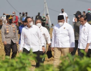 Kunker ke Jawa Timur, Presiden Jokowi Bagikan BLT dan Sertifikat Tanah