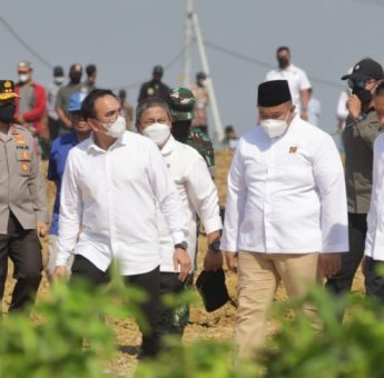Kunker ke Jawa Timur, Presiden Jokowi Bagikan BLT dan Sertifikat Tanah