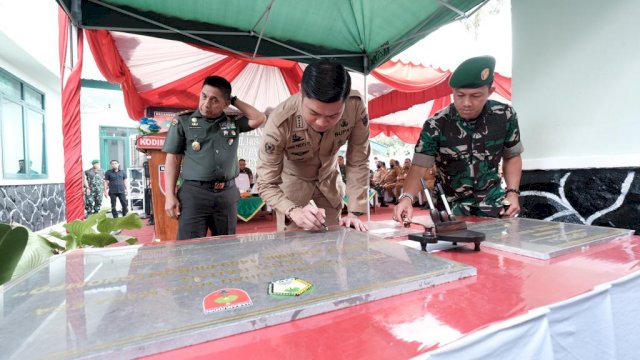 Ket : Bupati Gowa Adnan Purictha Ichsan saat mendampingi Pangdam XIV Hasanuddin, Mayjen TNI Andi Muhammad meresmikan Kantor Koramil Bontonompo, Senin (22/08). (Dok. Humas Gowa)