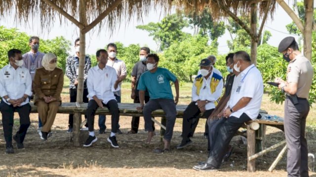 Hadir mendampingi Presiden Jokowi, Menteri Basuki, Staf Ahli Menteri PUPR Bidang Teknologi, Industri dan Lingkungan Endra S. Atmawidjaja, Direktur Air Tanah dan Air Baku Ditjen Sumber Daya Air Kementerian PUPR Agus Rudyanto, dan Kepala Balai Besar Wilayah Sungai (BBWS) Bengawan Solo Maryadi Utama, Menteri Pertanian Syahrul, Gubernur Jatim Khofifah IP. (Istimewa)