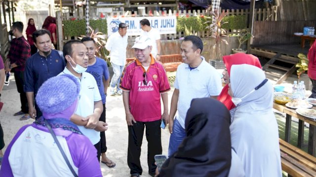 Gubernur Sulsel Andi Sudirman Sulaiman, bersama Bupati Takalar Syamsari Kitta, saat mengunjungi Pantai Wisata Galesong, Takalar, Minggu (21/08/2022). (Istimewa)
