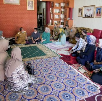 Melayat, Gubernur Andi Sudirman Sampai Duka Cita Meninggalnya Kabid Keswan Syamsul Bahri