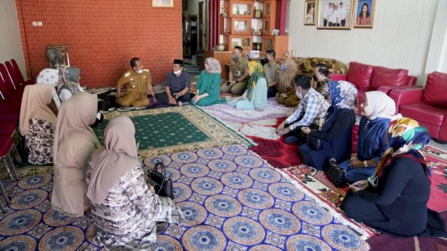 Gubernur Sulsel Andi Sudirman Sulaiman, saat menyambangi kediaman Almarhum Syamsul Bahri di Jl. Toddopuli Kota Makassar, Senin (22/08/2022). (Istimewa)