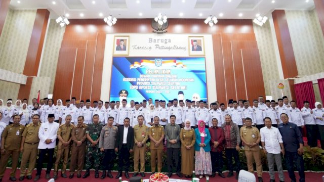 Gubernur Sulsel Andi Sudirman Sulaiman (tengah), saat menghadiri pelantikan Pengurus Apdesi Sulsel, Senin (22/08/2022). (Istimewa)