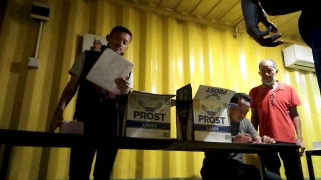 Sat Reskrim Polresta Banjarmaein saat melakukan sidak THM, Senin (22/08/2022). (Foto: Rahim Arza/Republiknews.co.id)