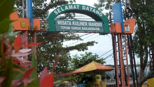 Kawasan Wisata Kuliner Mandiri yang terletak di Jalan Pos atau tembusan Jalan Hasanudin HM, Kertak Baru Ulu, Banjarmasin, Kalimantan Selatan. (Foto: Rahim Arza/Republiknews.co.id)