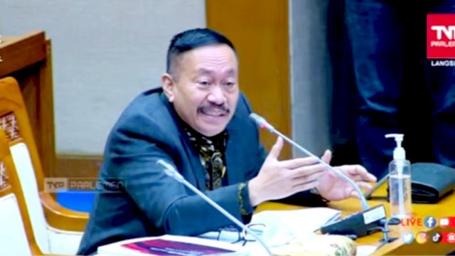 Tangkapan Layar TV Parlemen, Anggota Fraksi Demokrat DPR RI, Sartono, menyampaikan tanggapan terhadap rencana kenaikan harga BBM di Rapat Paripurna DPR RI, Selasa (23/08/2022). (Istimewa)