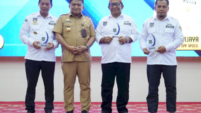 Ket : BUMDes Bonto Sunggu Manai (BSM) yang berlokasi di Desa Sunggumanai, Kecamatan Pattallassanng kembali menjadi BUMDes terbaik di Sulawesi Selatan dengan menerima penghargaan dari APDESI Protection Award Tahun 2022, di Baruga Karaeng Pattingalloang, Rumah Jabatan Gubernur Sulawesi Selatan, Selasa (23/08). (Dok. Humas Gowa)