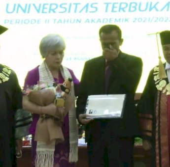Tangis Haru Ayah Brigadir J saat Hadiri Wisuda Putranya
