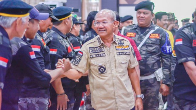 Bupati Jeneponto Iksan Iskandar, salam komando dengan Anggota Kiwal Garuda Hitam saat pelantikan, Selasa (23/08/2022). (Istimewa)