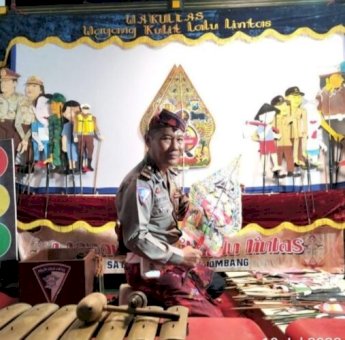 Cara IPTU Sartono Beri Himbauan Kamtibmas Melalui Wayang Kulit Dapat Apresiasi Kapolda Jatim