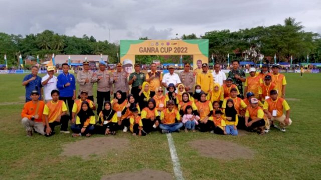 Bupati soppeng Andi Kaswadi Razak bersama Forkopimda dan para panitia turnament sepak bola Ganra cup 2022 dilapangan Andi Palloge, Rabu 24 Agustus 2022. (Ist)