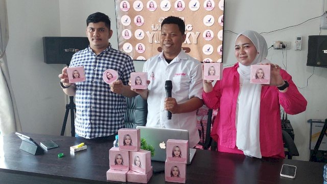 Ket : Sebuah produk kosmetik Yunsky Bodylotion yang diproduksi CV Bahagia Rahman kini hadir di Kota Parepare dan sudah memiliki izin dari Badan Pengawas Obat dan Makanan&nbsp;(BPOM).