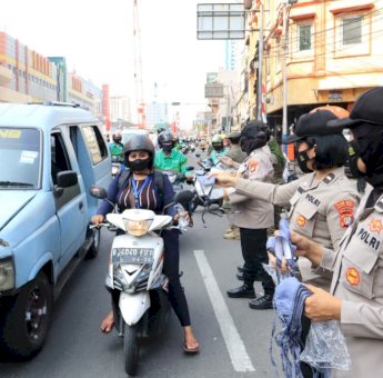 Polwan – Srikandi Satpol PP JakBar Baksos Bagikan Masker Hingga Faceshield