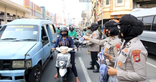 Polwan &#8211; Srikandi Satpol PP JakBar Baksos Bagikan Masker Hingga Faceshield