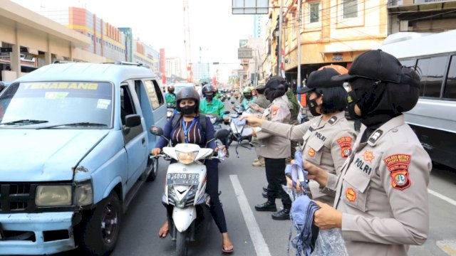 Polwan dan Satpol PP JakBar Laksanakan Bakti Sosial di Jalan Gajah Mada Glodok Taman Sari (Foto: Istimewa)