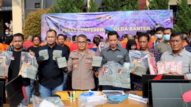 Ket : Kabid Humas Polda Banten Kombes pol Shinto Silitonga Pimpin Press Confrence Perjudian Dengan Barang Bukti Hampir Rp 1 Milyar (Foto:Istimewa)