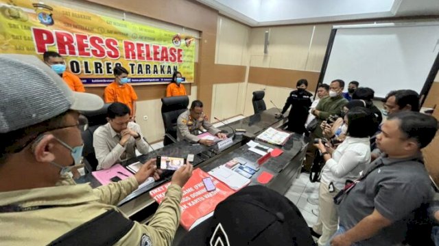Dua penjual chip high domino, AK dan SB, serta SF pembeli chip saat diamankan di Polres Tarakan. (Ist)