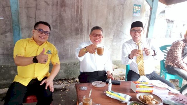 Ketua DPD I, Taufan Pawe (tengah) bersama anggota DPRD Bulukumba, Juandy Tandean (kiri) dan Ketua Golkar Bulukumba, Nirwan Arifuddin (kanan) saat menikmati kopi di warkop Jallo. (Dok. Republiknews.co.id)