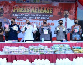 Polda Jatim Musnahkan Barang Bukti Ratusan KG Sabu, Ganja dan Puluhan Butir Ekstasi