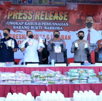 Polda Jatim Musnahkan Barang Bukti Ratusan KG Sabu, Ganja dan Puluhan Butir Ekstasi