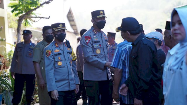 Kapolda Sulbar Irjen Pol Verdianto Iskandar Biticaca Menyapa Warga Korban Banjir Mamasa Saat menyerahkann1000 Paket Bantuan Dari Kapolri Listyo Sigit Prabowo.(Istimewa)