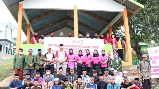 Kapolres Soppeng AKBP Santiaji Kartasasmita bersama Polwan Polres Soppeng berkunjung di Ponpes Darunnaiem Desa Pesse Kecamatan Donri-donri, Jumat 26 Agustus 2022. (Ist)
