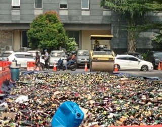 Polda Metro Jaya Musnahkan Barang Bukti Ribuan Botol Miras Ilegal