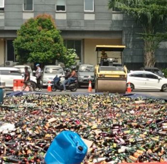 Polda Metro Jaya Musnahkan Barang Bukti Ribuan Botol Miras Ilegal