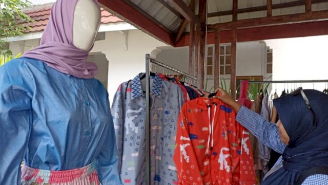 Salah satu pengunjung Mulo Fest yang berlangsung di Gedung Mulo Sulsel, Jalan Jenderal Sudirman, Kecamatan Ujung Pandang, Makassar, Jumat (26/08/2022). (FOTO. Chaerani/Republiknews.co.id)