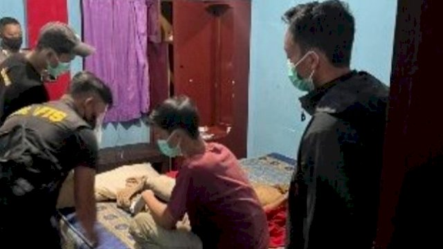 Petugas mengevakuasi jasad pria bertato yang ditemukan tak bernyawa di dalam kamar salah satu hotel di Palangkaraya. (Ist)