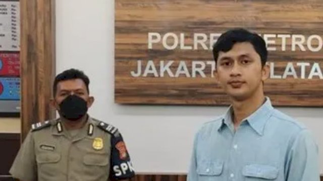 Pemukul sopir Transjakarta saat menyerahkan ke polisi. (Ist)
