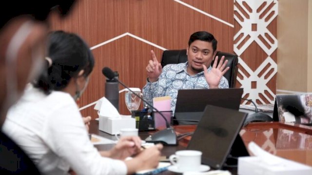 Bupati Gowa Adnan Purichta Ichsan saat menerima kunjungan Pelaksana Teknis Program Literasi Digital Kemenkominfo RI Area Sulawesi di Ruang Rapat Bupati Gowa, Sabtu (27/08/2022). (Dok. Humas Pemkab Gowa)
