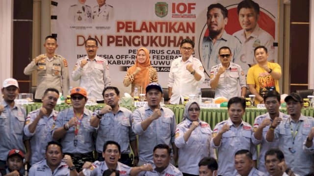 Bupati Indah Putri Indriani Foto Bersama Pengurus Cabang Indonesia Off-Road Federation (IOF) Kabupaten Luwu Utara.(Istimewa)