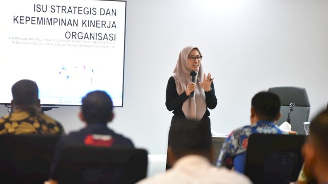 Bupati Luwu Utara Indah Putri Indriani saat membawakan materi pelatihan Kepemimpinan Administrator angkatan II di LAN Makassar.(Istimewa)